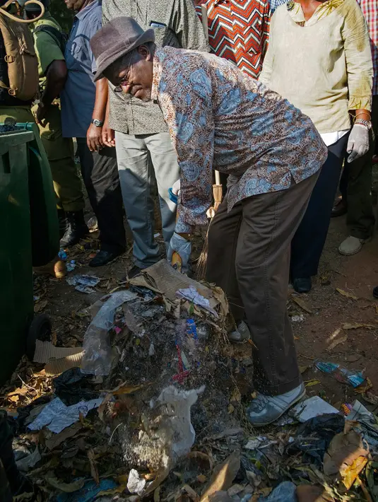 Presiden Tanzania, John Magufuli bergabung dengan warga untuk ikut ambil bagian dalam operasi pembersihan umum di kota utama Dar es Salaam, Rabu (9/12). Ini merupakan bagian dari acara untuk menggantikan perayaan hari kemerdekaan. (DANIEL HAYDUK/AFP)