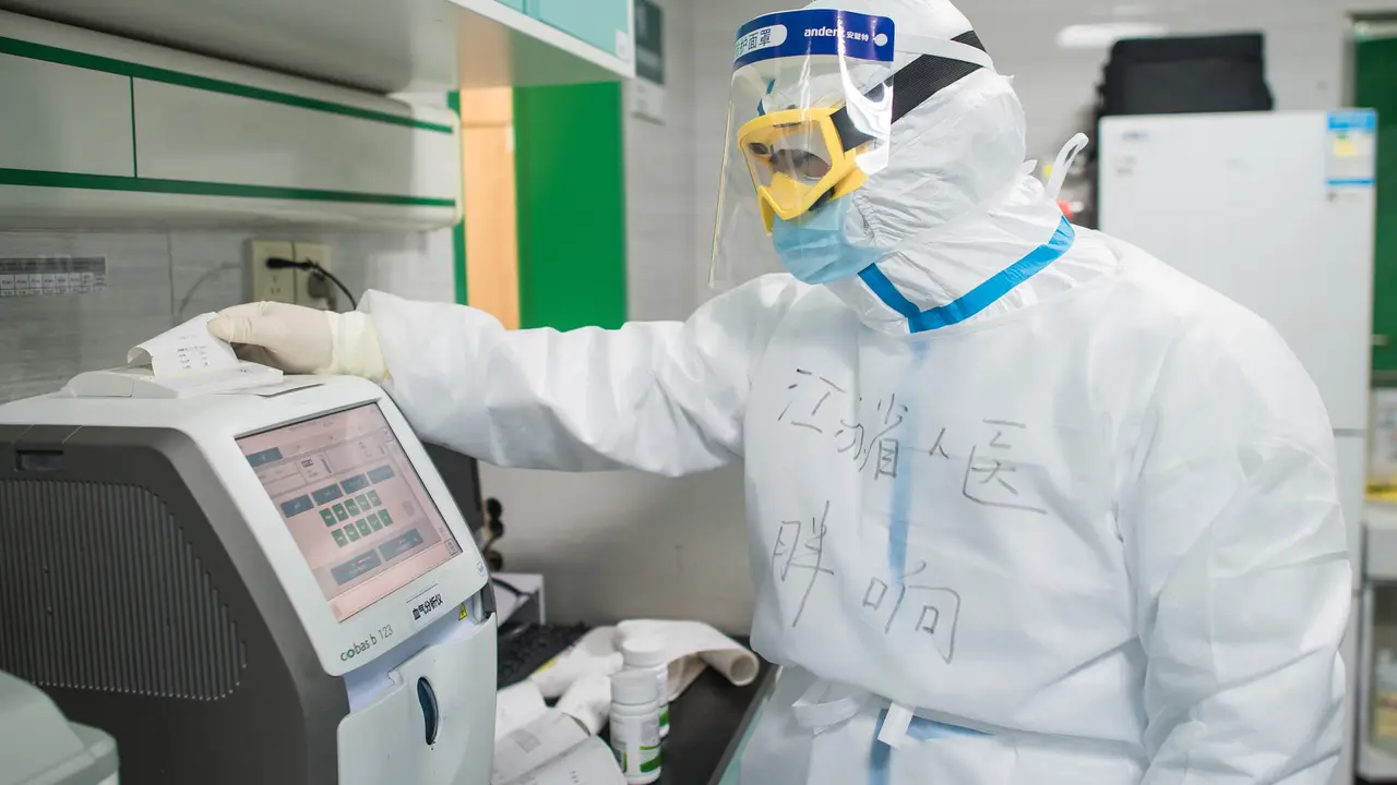 Petugas Medis Tangani Pasien Virus Corona di Ruang ICU RS Wuhan
