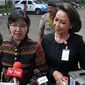 Ketua Pansel Pimpinan KPK Destry Damayanti (kiri) dan anggota Pansel KPK Yenti Ganarsih memberikan keterangan usai melakukan pertemuan tertutup dengan Kapolri Jenderal Pol Badrodin Haiti di Mabes Polri, Jakarta, Senin (8/6). (Liputan6.com/Johan Tallo)