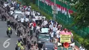 Ratusan driver online melakukan aksi menuju Gedung DPR, Jakarta, Senin (22/8). Isi Permenhub No. 32 tahun 2016, diantaranya mewajibkan pengemudi memiliki SIM A Umum dan aturan balik nama STNK kepada perusahaan atau koperasi. (Liputan6.com/Angga Yuniar)