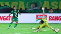 Pemain Persebaya Surabaya, Riyan Ardiansyah, mencetak gol ke gawang Madura United pada lanjutan BRI Super League 2025/2026 di Stadion Gelora Bung Tomo Jumat (17/4/2026). (Bola.com/M Iqbal Ichsan)