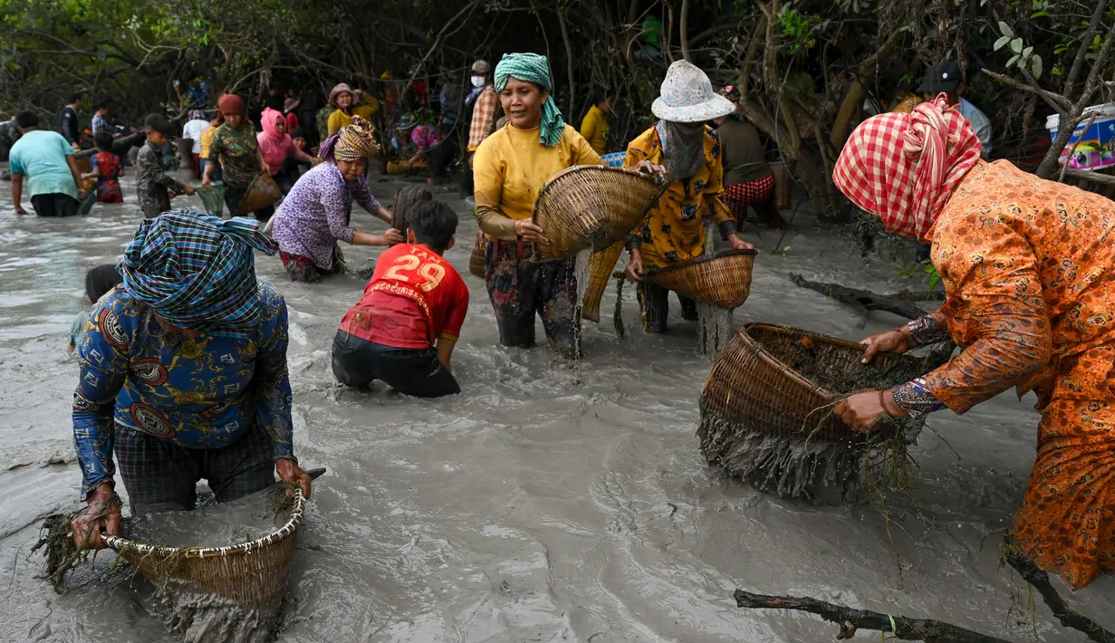 Penduduk desa menangkap ikan selama upacara penangkapan ikan tahunan di komune Choam Krovean di provinsi Tboung Khmum pada 18 Februari 2023. Dengan menggunakan keranjang bambu buatan tangan dan jaring nilon, ratusan orang mengarungi danau berlumpur setinggi paha di Kamboja timur pada hari Sabtu untuk upacara penangkapan ikan tahunan, di mana hanya alat-alat tradisional yang digunakan. (AFP/Tang Chhin Sotthy)
