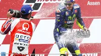 Selebrasi pembalap Movistar Yamaha, Valentino Rossi usai merebut podium juara MotoGP Belanda 2017 di Sirkuit Assen. (Vincent JANNINK / ANP / AFP)