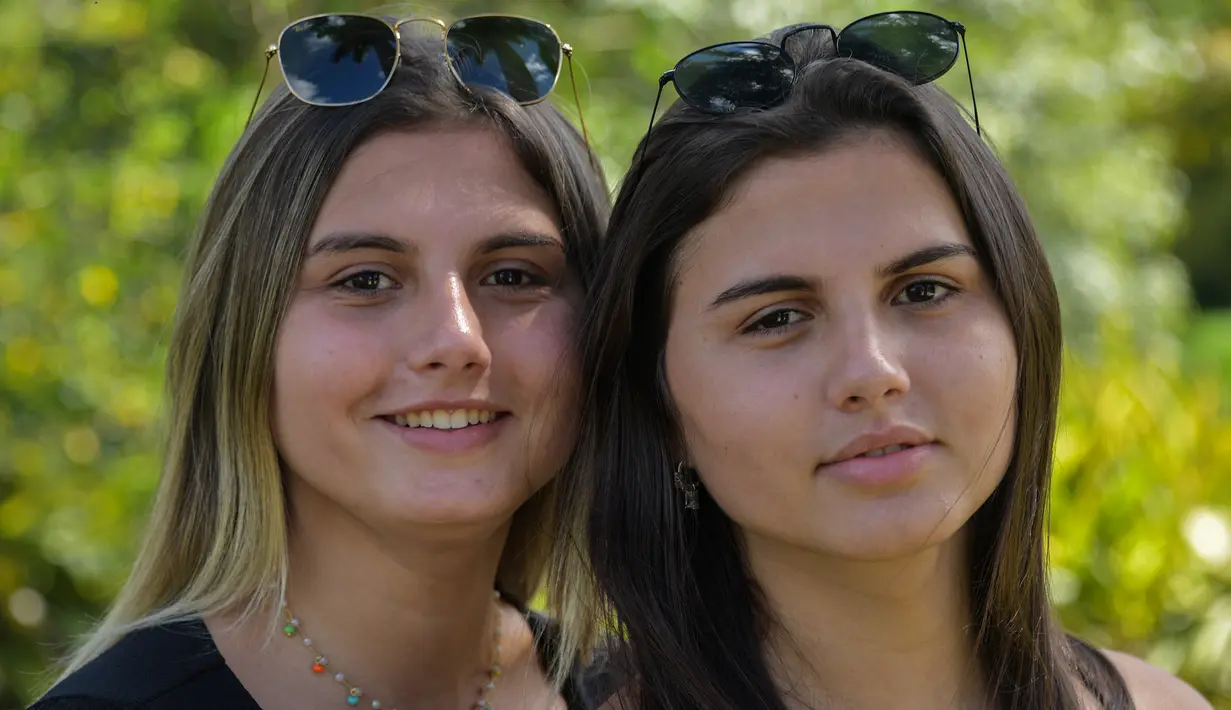 Kembar transgender Brasil, Sofia (kiri) dan Mayla berpose di sebuah taman di Campinas, sekitar 100 km dari Sao Paulo, pada 27 Februari 2021. Mayla dan Sofia sendiri sudah ingin melakukan operasi penggantian jenis kelamin sejak umur 10 tahun. (Nelson ALMEIDA / AFP)