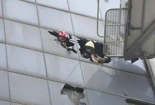 Petugas pemadam kebakaran bekerja di gedung perkantoran yang terbakar di Jakarta, Selasa 9 Desember 2025. Sebanyak 20 kantong jenazah korban kebakaran Gedung Terra Drone di Kemayoran, Jakarta Pusat, telah dibawa dan tiba di Rumah Sakit (RS) Polri Kramat Jati, Jakarta Timur, pada Selasa (9/12/2025) sore. (AP Photo/Dita Alangkara)