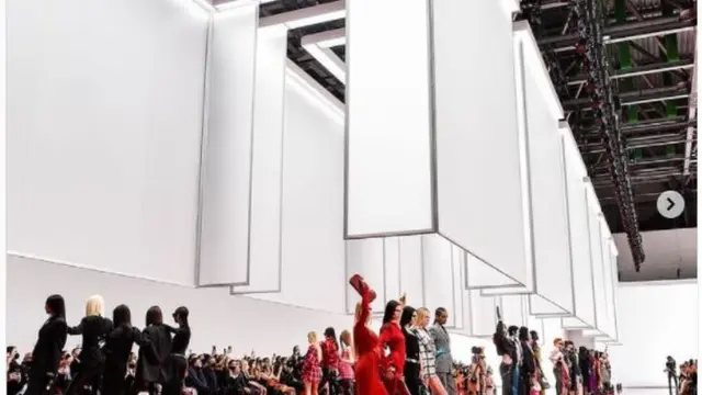 Bella dan Gigi Hadid Bleaching Alis Mata demi Versace di Milan Fashion Week 2022