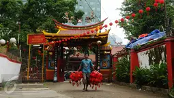 Pekerja menyiapkan lampion di Vihara Amurva Bhumi, Jakarta, Minggu (31/1/2016). Pemasangan lampion jelang perayaan Tahun Baru Imlek 2567 merupakan simbol pengharapan keberkatan dan keberuntungan di tahun mendatang. (Liputan6.com/Helmi Fithriansyah)