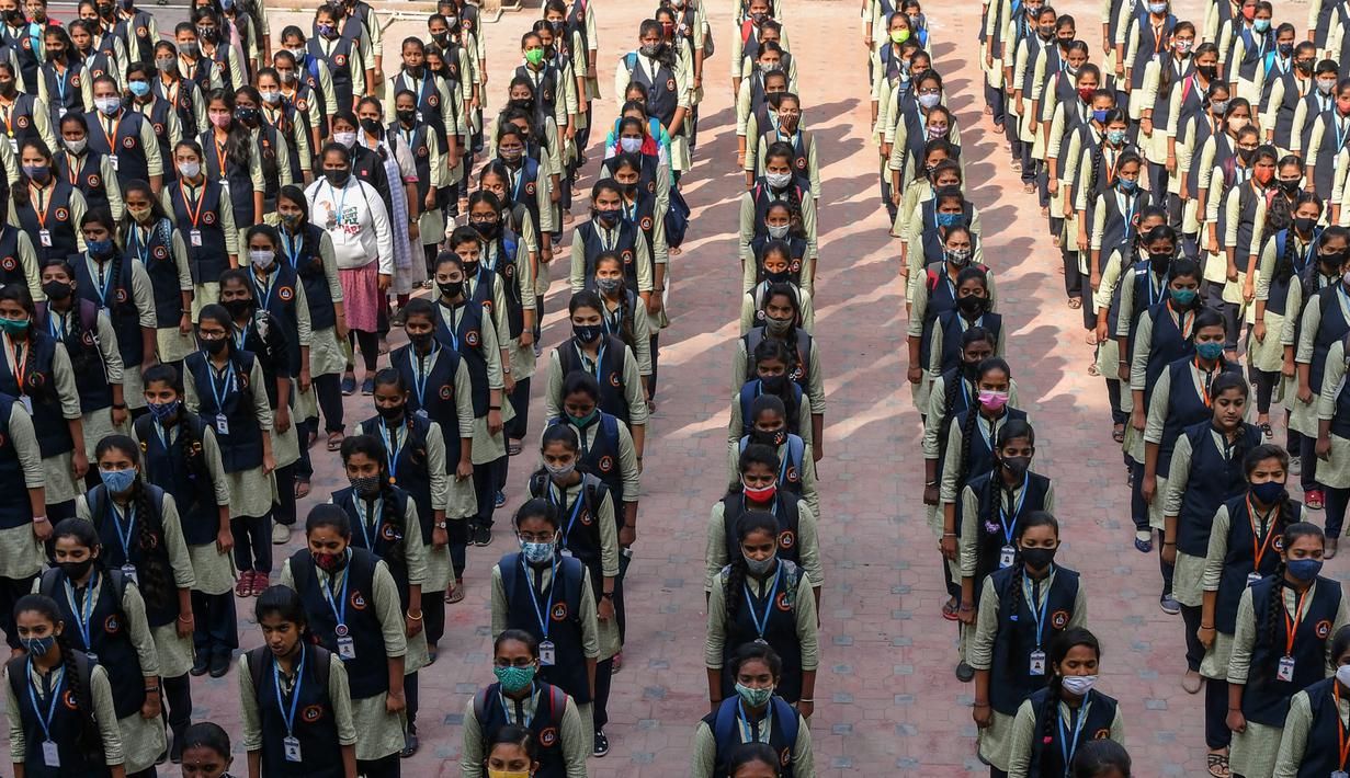Siswa sekolah menengah atas dan perguruan tinggi pra-universitas untuk wanita berkumpul untuk salat di gedung institut pendidikan di Bangalore (16/2/2022). Pembukaan setelah pihak berwenang melarang pertemuan publik menyusul protes atas Muslim perempuan berhijab di kelas. (AFP/Manjunath Kiran)