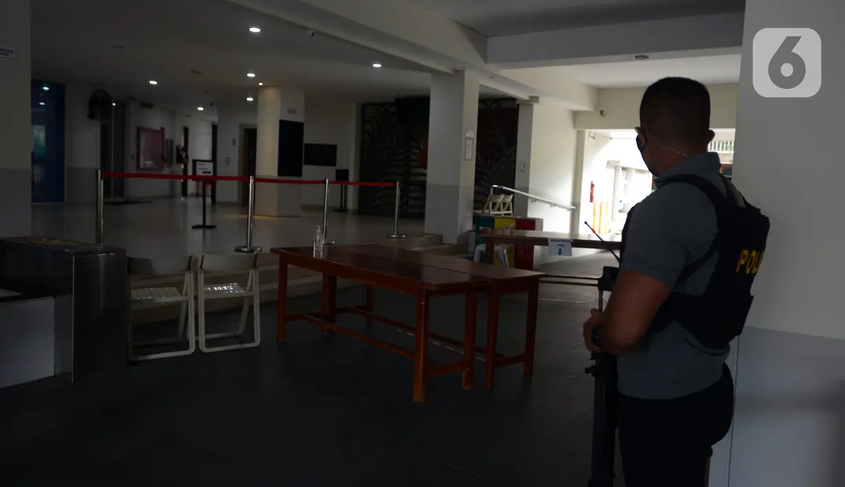 Polisi bersenjata berjaga di depan halaman Gereja Kristus Raja, Jakarta Jumat (2/4/2021). Penjagaan ini untuk pengamanan umat kristiani yang sedang melakukan ibadah Jumat Agung pada perayaan Paskah. (merdeka.com/Imam Buhori)