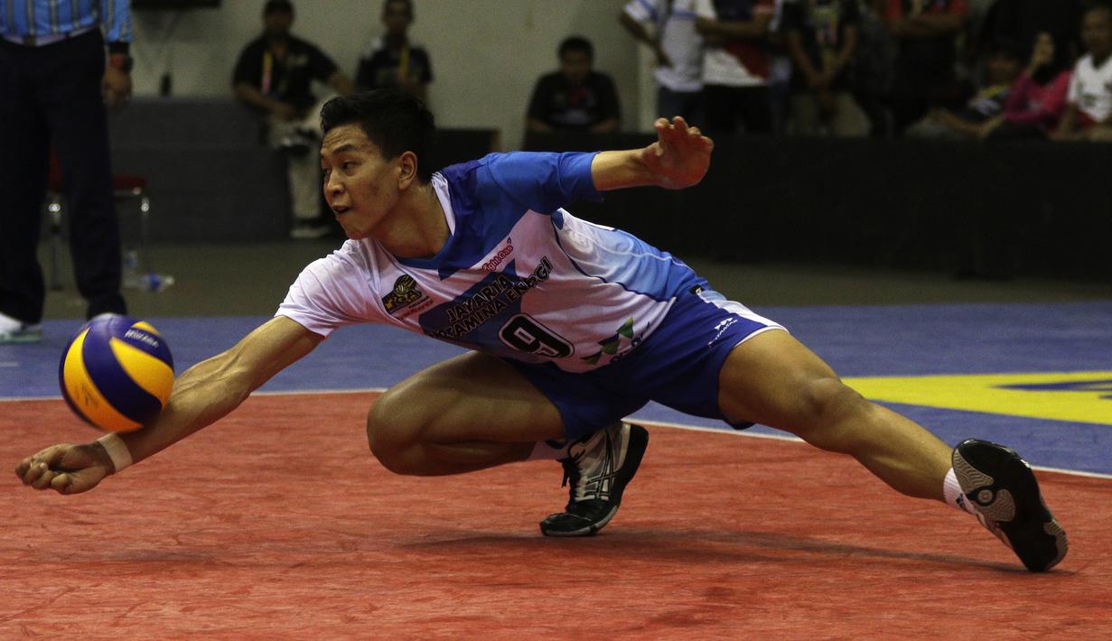 Pemain Jakarta Pertamina Energi, Farhan Halim, menahan bola smes saat melawan Palembang Bank Sumselbabel dalam ajang Proliga 2019 di GOR Among Rogo, Yogyakarta, Minggu (24/12). JPE menang 3-1 atas PBS. (Bola.com/Yoppy Renato)