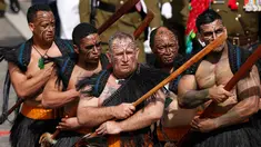 Prajurit Maori atau penduduk asli di Selandia Baru menunjukkan aksi mereka pada perayaan Hari Bastille di Champs Elysees, Paris , Prancis , (14/7).  Orang Maori yang terkenal sebagai petarung ini ramaikan hari Nasional Perancis. (REUTERS / Benoit Tessier)