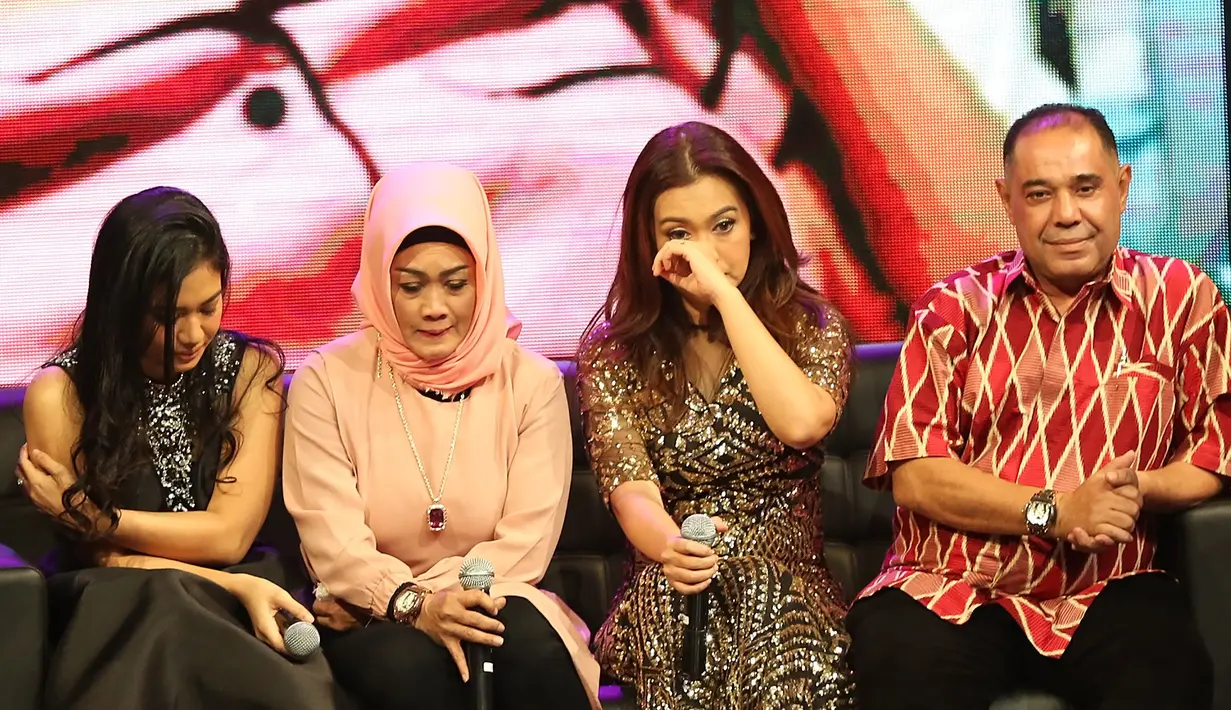 Nia pun mengatakan bahwa Jupe ingin rumah singgahnya itu segera dibuka. Adik Jupe ini berharap dengan uluran tangan orang-orang, rumah singgah ini bisa cepat didirikan dan juga akan diurus oleh dirinya. (Bambang E. Ros/Bintang.com)