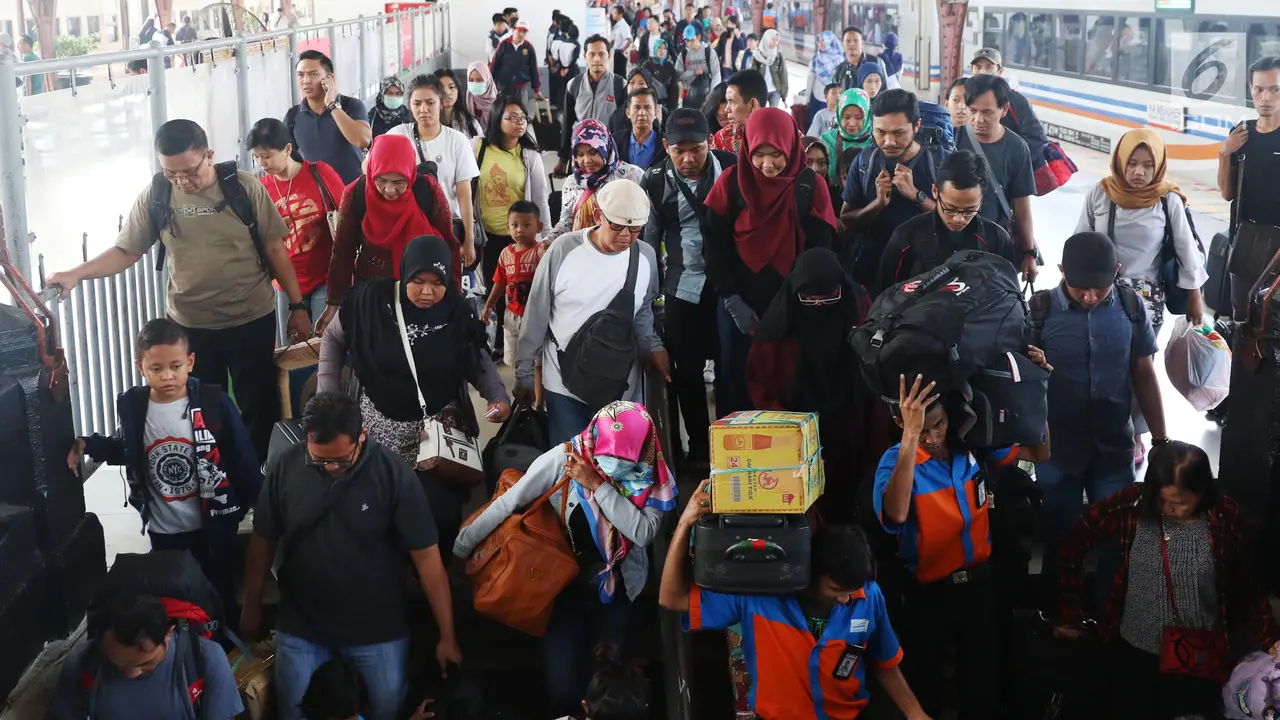 H+3 Lebaran, Arus Balik di Stasiun Pasar Senen Mulai Dipadati Penumpang