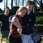 Siswa tampak terguncang setelah terjadi penembakan massal yang mengguncang sekolah menengah atas Marjory Stoneman Douglas di Parkland, Florida, Rabu (14/2). Pelaku penembakan menyerahkan diri tanpa perlawanan kepada polisi. (Michele Eve Sandberg/AFP)