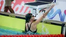 Selebritas Indonesia, Caitlin Halderman merayakan kemenangan setelah menang dalam cabang olahraga renang nomor gaya dada 50 meter Turnamen Olahraga Selebriti Indonesia (TOSI) Season 3 yang berlangsung di PPOP Ragunan, Jakarta Selatan, Sabtu (19/10/2024). (Bola.com/Bagaskara Lazuardi)