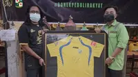 Green Nord melelang jersey milik eks kapten legendaris Bajul Ijo, Mat Halil. (Bola.com/Aditya Wany)
