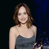 Gurauan yang dilontarkan Dakota Johnson tentunya mengacu pada perannya di film ‘Fifty Shades of Grey’ di mana ia tampil telanjang dada di berbagai adegan film yang ia bintangi bersama Jamie Dornan tersebut. (AFP/Bintang.com)