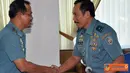 Citizen6, Surabaya: Setelah acara pamitan yang digelar dalam apel khusus acara dilanjutkan dengan memorandum Sertijab Komandan Kobangdikal dari Laksda TNI Sadiman kepada Laksma Djoko Teguh Wahojo. (Pengirim: Penkobangdikal)