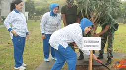 Citizen6, Sidoarjo: Ketua PG Jalasenastri Kobangdikal Rahayuningsih Sadiman melaksanakan penanaman ratusan bibit pohon mangga, penaburan ikan Lele serta Patin di kolam Puslatdiksarmil Kobangdikal, Juanda, Sidoarjo, Jumat (1/6). (Pengirim: Penkobangdikal)