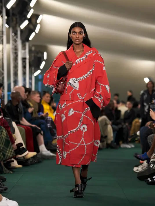 Ada juga motif rantai besar yang dicetak pada trench coat khas Burberry. [Dok/Burberry]