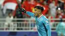 Kiper Timnas Indonesia, Ernando Ari memberikan arahan kepada rekannya saat laga Grup D Piala Asia 2023 melawan Vietnam di Abdullah bin Khalifa Stadium, Doha, Qatar, Jumat (19/01/2024). (AFP/Karim Jaafar)