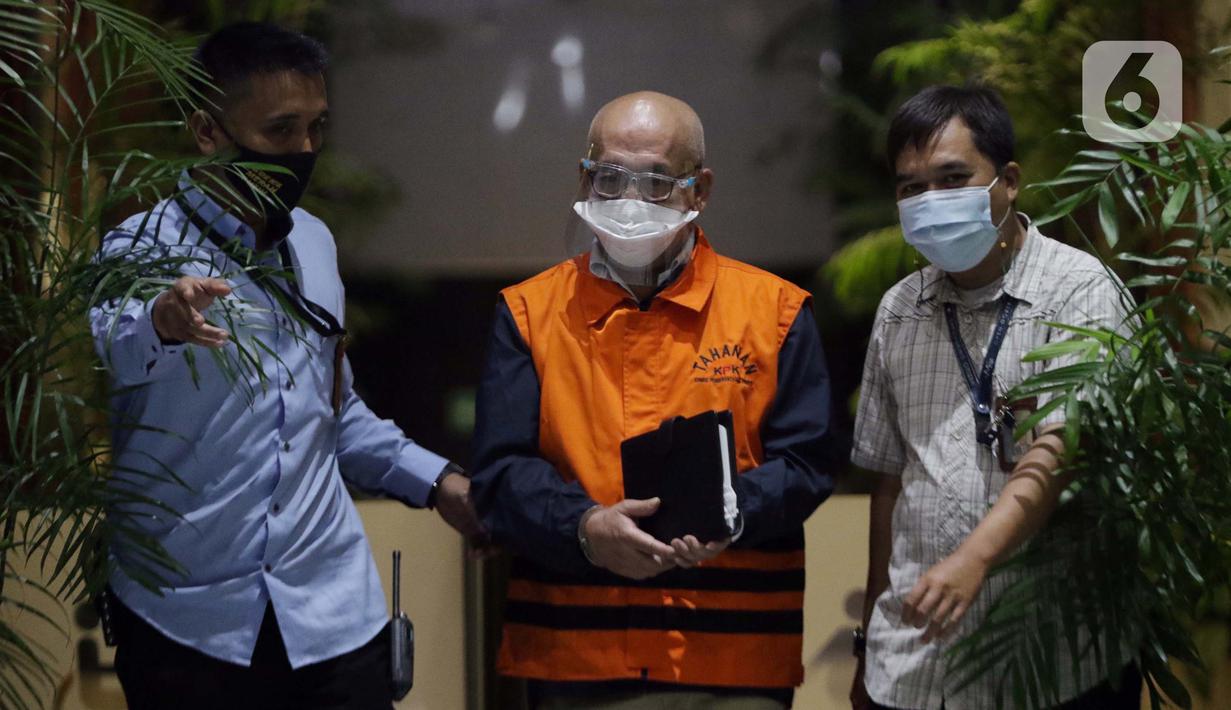 Pemilik PT AMS, Kiagus Emil Fahmy Cornain (tengah) digiring usai rilis penetapan dan penahanan tersangka di Gedung KPK, Jakarta, Kamis (20/5/2021). Kiagus Emil ditahan terkait dugaan korupsi pembayaran kegiatan fiktif agen PT Asuransi Jasa Indonesia tahun 2010-2014 (Liputan6.com/Helmi Fithriansyah)