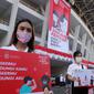 Sejumlah wanita saat mengkampanyekan Gerakan Masker Nasional "Jangan Kendor, Disiplin Pakai Masker" di Gelora Bung Karno, Jakarta (30/8/2020). Pembagian masker dan kampanye ini dilakukan mengantisipasi penyebaran lebih luas lagi virus covid-19. (Liputan6.com/Johan Tallo)