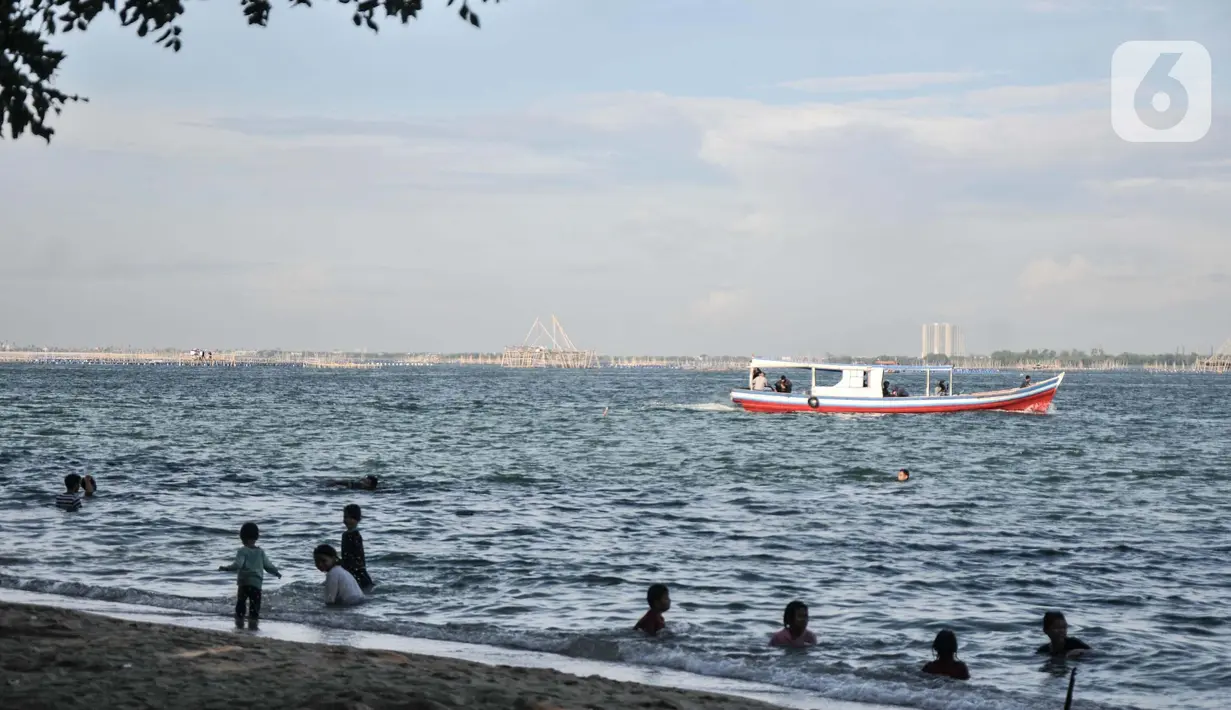 Wisatawan saat berkunjung ke Pulau Cipir, Kepulauan Seribu, Jakarta, Minggu (27/2/2022). Destinasi Kepulauan Seribu masih menjadi tujuan wisata favorit warga Ibu Kota dalam mengisi liburan. (merdeka.com/Iqbal S. Nugroho)