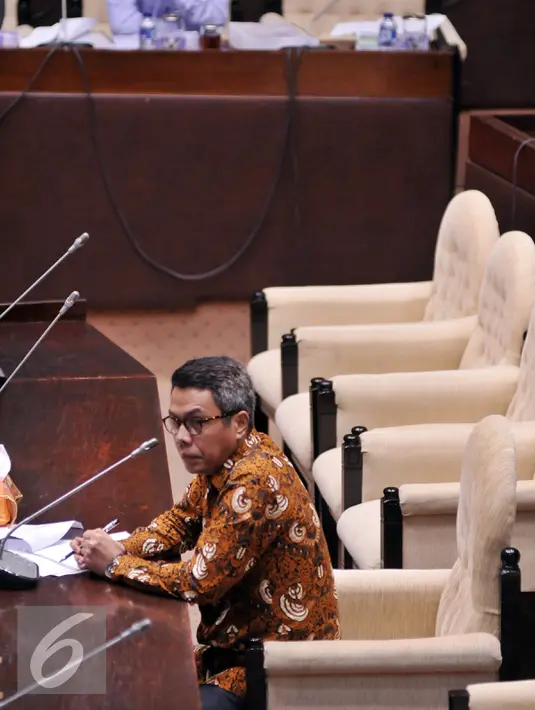 Adhar Hakim saat mengikuti Fit and Proper Test dengan Komisi II DPR untuk menjadi pimpinan Ombudsman RI di Gedung DPR RI, Jakarta, Selasa (26/1/2016). Adhar merupakan kepala perwakilan Ombudsman di NTB. (Liputan6.com/Johan Tallo)