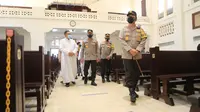 Tim Mabes Polri  mengecek penegakan protokol kesehatan (prokes) dan pengamanan gereja dan stasiun di Kota Surabaya. (Dian Kurniawan/Liputan6.com)