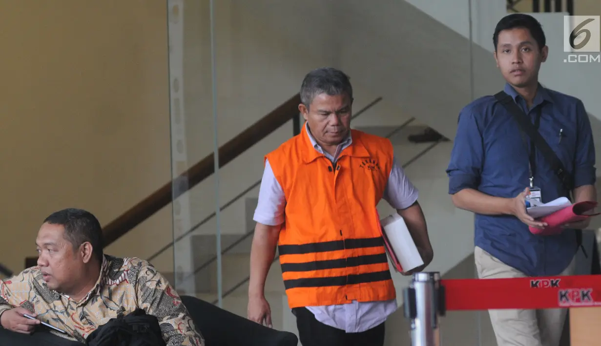 Supervisor KPP Pajak Pratama Ambon Sulimin Ratmin usai menjalani pemeriksaan di Gedung KPK, Jakarta, Rabu (19/12). Sulimin ditangkap oleh KPK pada saat operasi tangkap tangan (OTT) di Kota Ambon pada 3 Oktober 2018. (Merdeka.com/Dwi Narwoko)