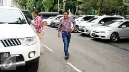 Cawagub DKI Jakarta, Djarot Saiful Hidayat saat tiba di halaman Polda Metro Jaya, Jakarta, Senin (5/12). Djarot diperiksa sebagai saksi kasus penghadangan kegiatan kampanye  pada 25 November 2016 lalu. (Liputan6.com/Helmi Fithriansyah)