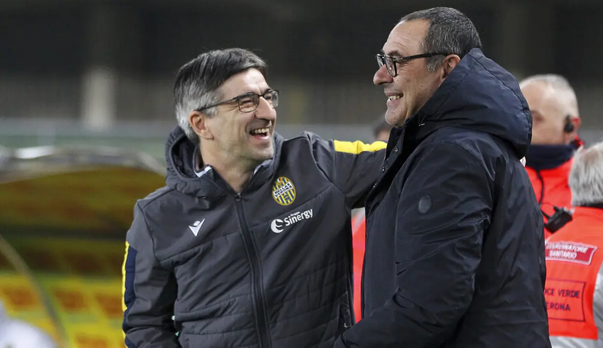 Pelatih Hellas Verona, Ivan Juric, berbincang dengan pelatih Juventus, Maurizio Sarri, pada laga Serie A di Stadion Marc'Antonio Bentegodi, Sabtu (8/2/2020). Juventus kalah 1-2 dari Hellas Verona. (AP/Paola Garbuio)