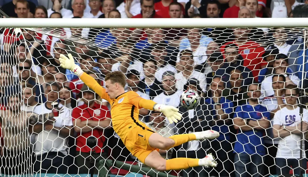 Dan untuk pertama kalinya gawang Timnas Inggris yang dijaga oleh Jordan Pickford kebobolan oleh tendangan bebas Mikkel Damsgaard. (Foto: AP/Pool/Andy Rain)