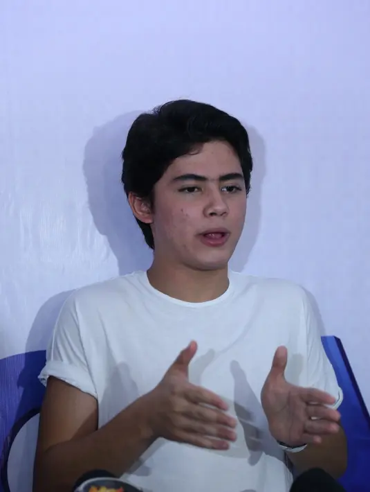 Mendengar itu, Ali yang berada di sebelahnya hanya mengangguk angguk sambil tersenyum. Bukan tanpa alasan, keluarganya belum mengizinkan Ali untuk pacaran. (Nurwahyunan/Bintang.com)