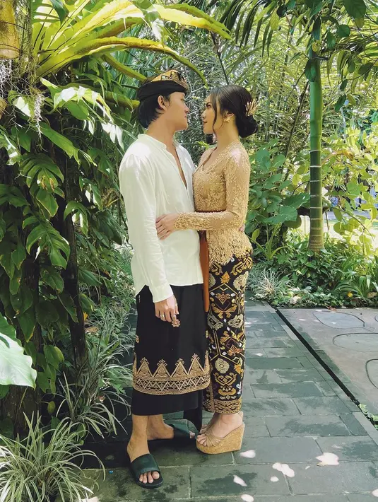 Makin hari, hubungan Rizky Febian dan Mahalini Raharja terlihat semakin mesra. Rizky pernah tampil serasi bersama dengan wanita kelahiran Denpasar tersebut sambil mengenakan busana khas Bali. (Instagram/mahaliniraharja)