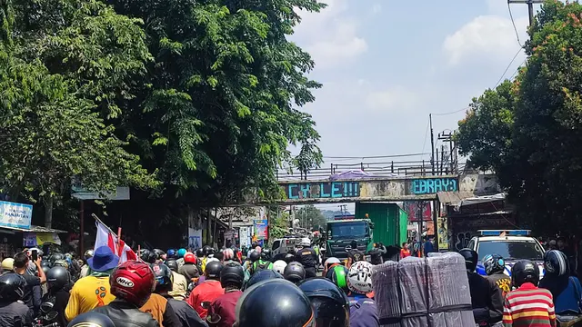Truk Kontainer Tersangkut Talang Air dan Timpa Mobil di Kota Bogor, Lalu Lintas Lumpuh