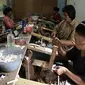 Proses pelintingan sigaret kretek tangan (SKT) di sebuah industri rokok di Kediri, Jatim. Saat ini tinggal 75 industri rokok yang bertahan akibat tarif cukai tembakau naik setiap tahunnya. (Antara)