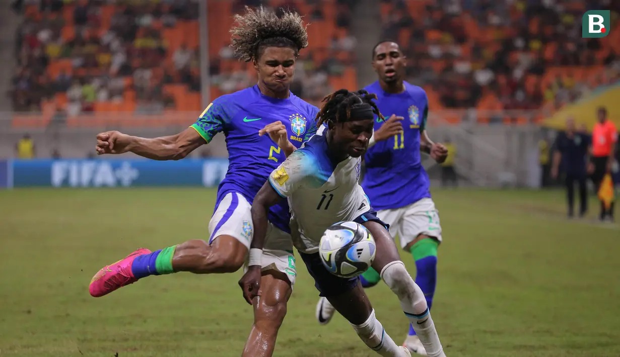 <p>Pemain Timnas Inggris U-17, Joel Ndala (kanan) berebut bola dengan pemain Timnas Brasil U-17, Pedro Lima pada laga ketiga Grup C Piala Dunia U-17 2023 di Jakarta International Stadium, Jakarta Utara, Jumat (17/11/2023). (Bola.com/Ikhwan Yanuar)</p>