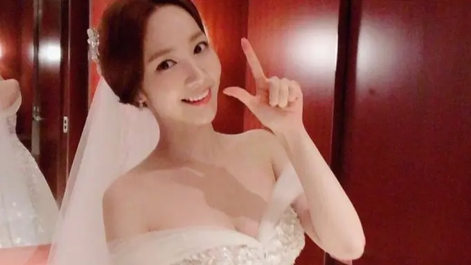 Bak Princess, Potret Park Min Young Kenakan Gaun Pernikahan Curi Perhatian