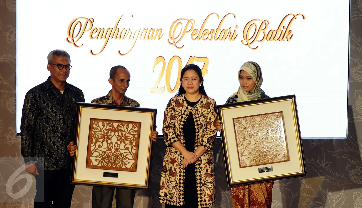 Menko PMK, Puan Maharani (ketiga kiri) berfoto bersama peraih penghargaan pelestari batik di acara Perempuan dan Canting di Jakarta, Rabu (25/1). Dua pelestari batik nasional mendapat penghargaan dalam acara ini. (Liputan6.com/Helmi Fithriansyah)