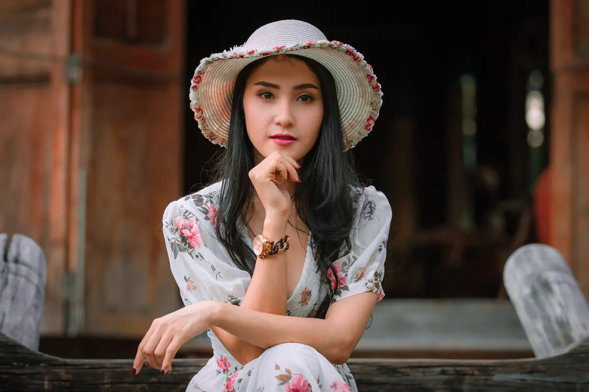 diam memakai topi bahagia