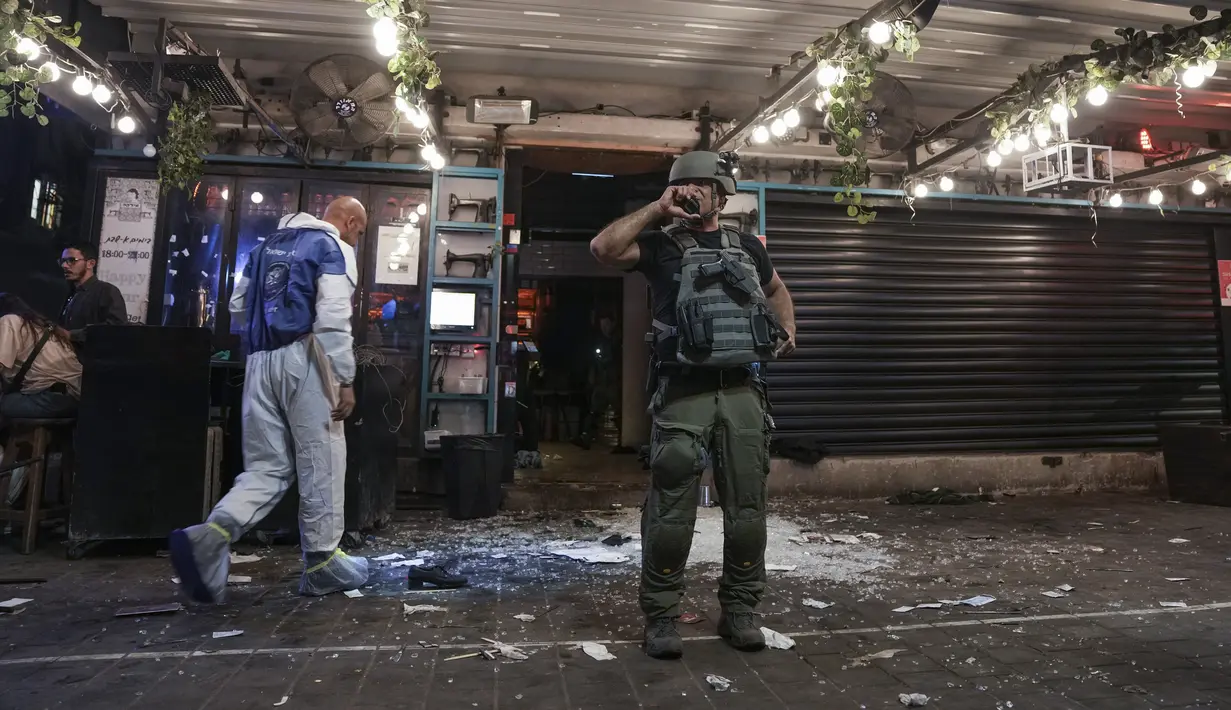 Polisi memeriksa lokasi penembakan di Tel Aviv, Israel, 7 April 2022. Penembakan terjadi di daerah ramai dengan beberapa bar dan restoran. (AP Photo/Ariel Schalit)
