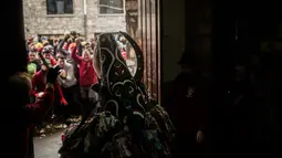 Orang-orang melempari seorang pria berkostum ala setan dengan sayuran lobak selama Festival Jarramplas di kota Piornal, Spanyol, Sabtu (19/1). Jarramplas memakai kostum dari kain warna-warni dilengkapi topeng bertanduk dan hidung panjang (AP/Javier Fergo)
