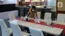 Pekerja membersihkan ruang kerja Dewan Pengarah Badan Riset dan Inovasi Nasional (BRIN) yang berada pada lantai dua Gedung BRIN di Jakarta, Selasa (19/7/2022). Penataan ulang atau revitalisasi fungsi ruangan dinilai tetap perlu dilakukan, namun harus diputuskan berdasarkan beberapa pertimbangan. (Liputan6.com/Angga Yuniar)