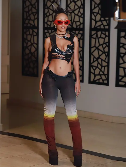 Crop top berisiko dengan detail peek-a-boo dari Ottolinger untuk gaya Doja Cat di Coachella 2022 (Foto: Instagram @dojacat)