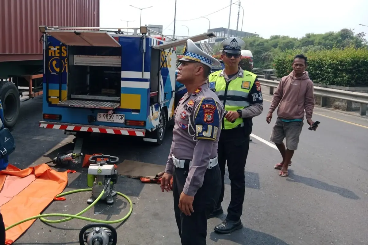 Sejumlah petugas turun tangan menangani kecelakaan beruntun yang melibatkan enam kendaraan di ruas Tol Jakarta Outer Ring Road (JORR) KM 54+600 arah Cakung.