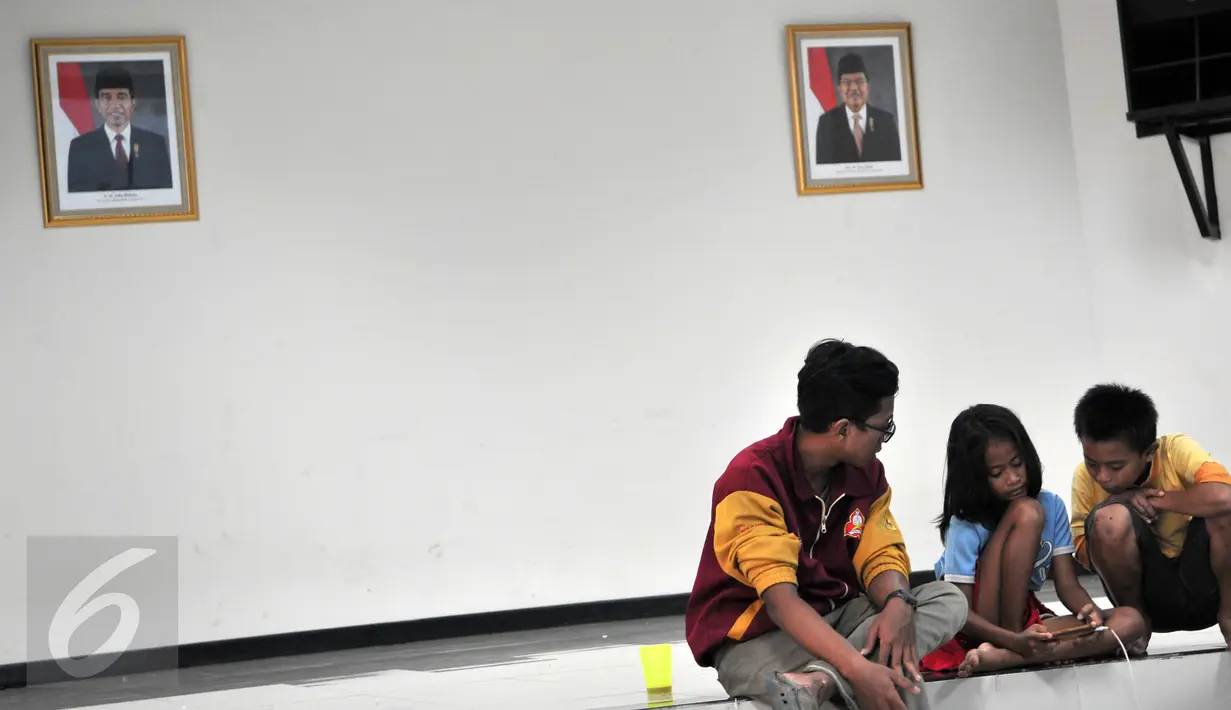 Anak dari eks Gafatar saat berada di rumah penampungan Panti Sosial Bina Insan (PSBI), Cipayung, Jakarta, Sabtu (23/1/2016). Ratusan eks Gafatar itu akan menjalani proses rehabilitasi.  (Liputan6.com/Yoppy Renato)