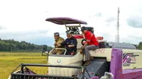Menteri Pertanian Syahrul Yasin Limpo (Mentan SYL) melakukan panen raya padi di Desa Boto Kecamatan Bancak, Kabupaten Semarang, Senin (27/2/2023).