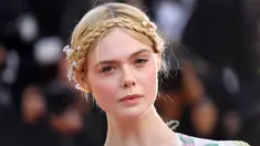 Elle Fanning berpose saat menghadiri screening film "Les Miserables" dalam acara Festival Film Cannes ke-72 di Prancis (15/5/2019). Aktris 21 tahun ini tampil cantik mengenakan gaun taman haute couture karya Valentino. (AP Photo/Arthur Mola)